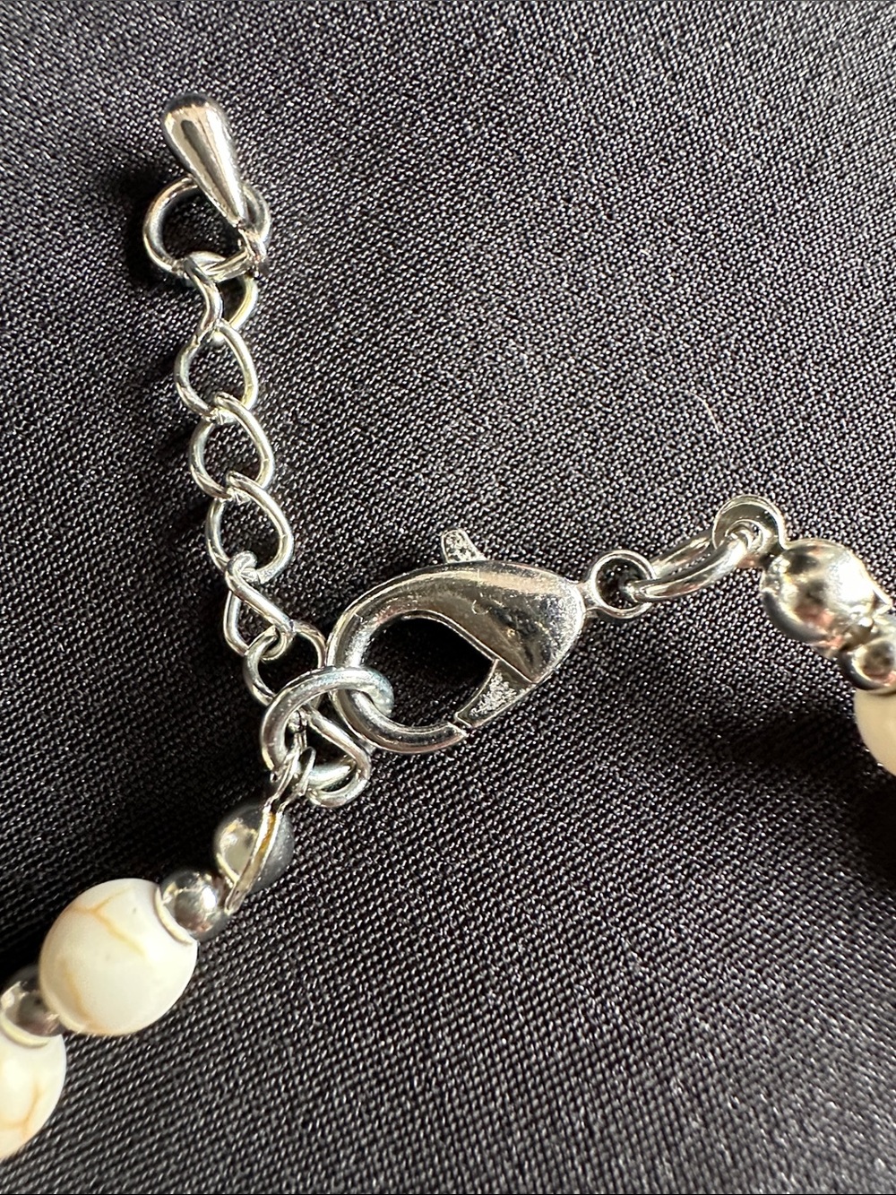 Howlite EUC gemstone necklace & earring set. Genuine gemstone in silvertone - Picture 4 of 5